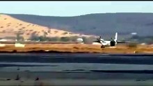  فيديو ..  أغرب واقعة  في مطار عربي  ..هبوط طائرة دون عجلات خلفية وفتح تحقيق في الحادث