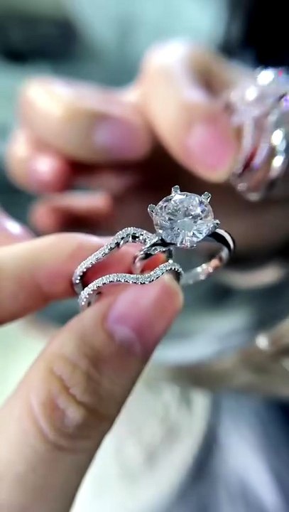 💍 "Would you say YES to this 3CT sparkle?"