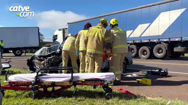 Batida entre carro e caminhão deixa cinco pessoas feridas na BR-277, em Santa Tereza do Oeste