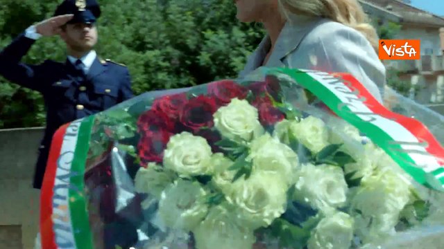 Meloni depone un mazzo di fiori alla stele di Capaci