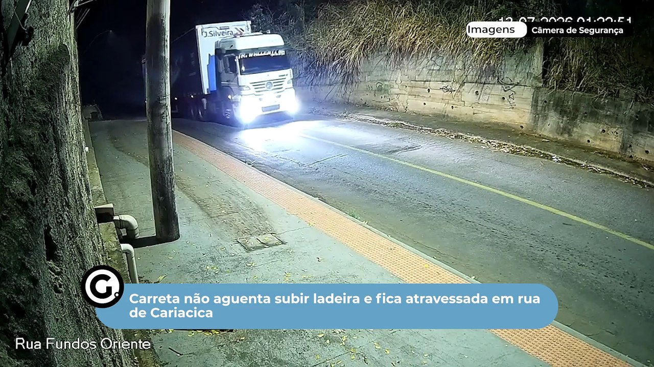 Carreta não aguenta subir ladeira e fica atravessada em rua de Cariacica
