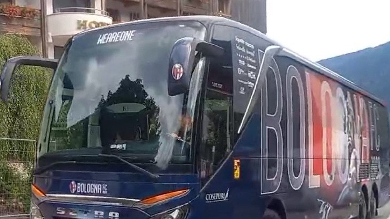 Bologna, il video dell'arrivo a Valles del pullman con la squadra e il nuovo tecnico Domenico Tedesco