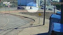 Câmera flagra momento em que moto bate na traseira de carro; motociclista fica ferido