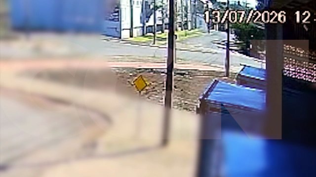 Câmera registra colisão traseira na Avenida Piquiri que deixou motociclista ferido
