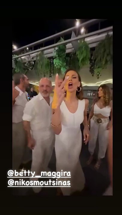 Νίκος Μουτσινάς – Μπέττυ Μαγγίρα: Τα έδωσαν όλα σε πάρτι γενεθλίων χορεύοντας το «Οι σαραντάρες»