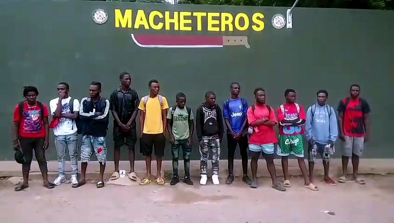 Ejército detiene a 14 indocumentados tras accidente de vehículo vinculado al tráfico de migrantes en Valverde