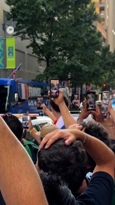 Aficionados reciben a la selección francesa en Dallas