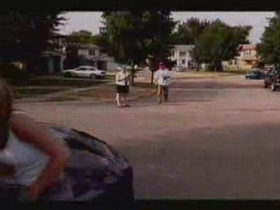 SAUT EN VOITURE RADIO COMMANDER AU DESSUS D'UNE MAISON