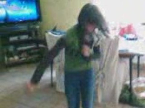 Célia ki danse la tecktonik