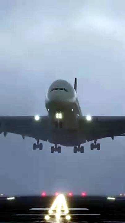 “Runway Chaos in Daylight   Emergency Crews Rush as Plane Slams Down” #EmergencyLanding #AirportDrama #AviationFootage #RunwayChaos #RealLanding