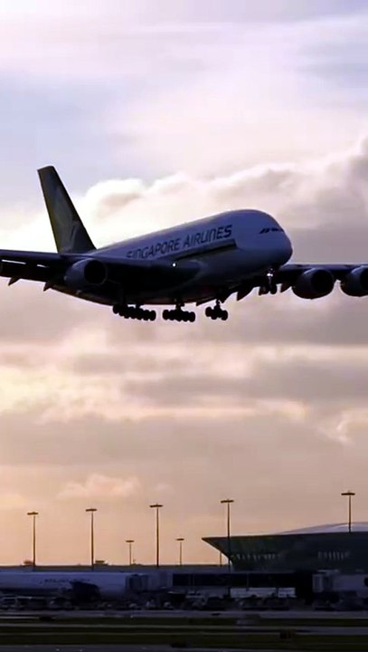 “Runway Chaos in Daylight   Emergency Crews Rush as Plane Slams Down” #EmergencyLanding #AirportDrama #AviationFootage #RunwayChaos #RealLanding