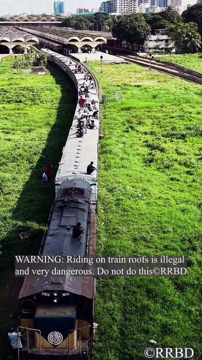 Entering the platform in reverse! 🤯🚉