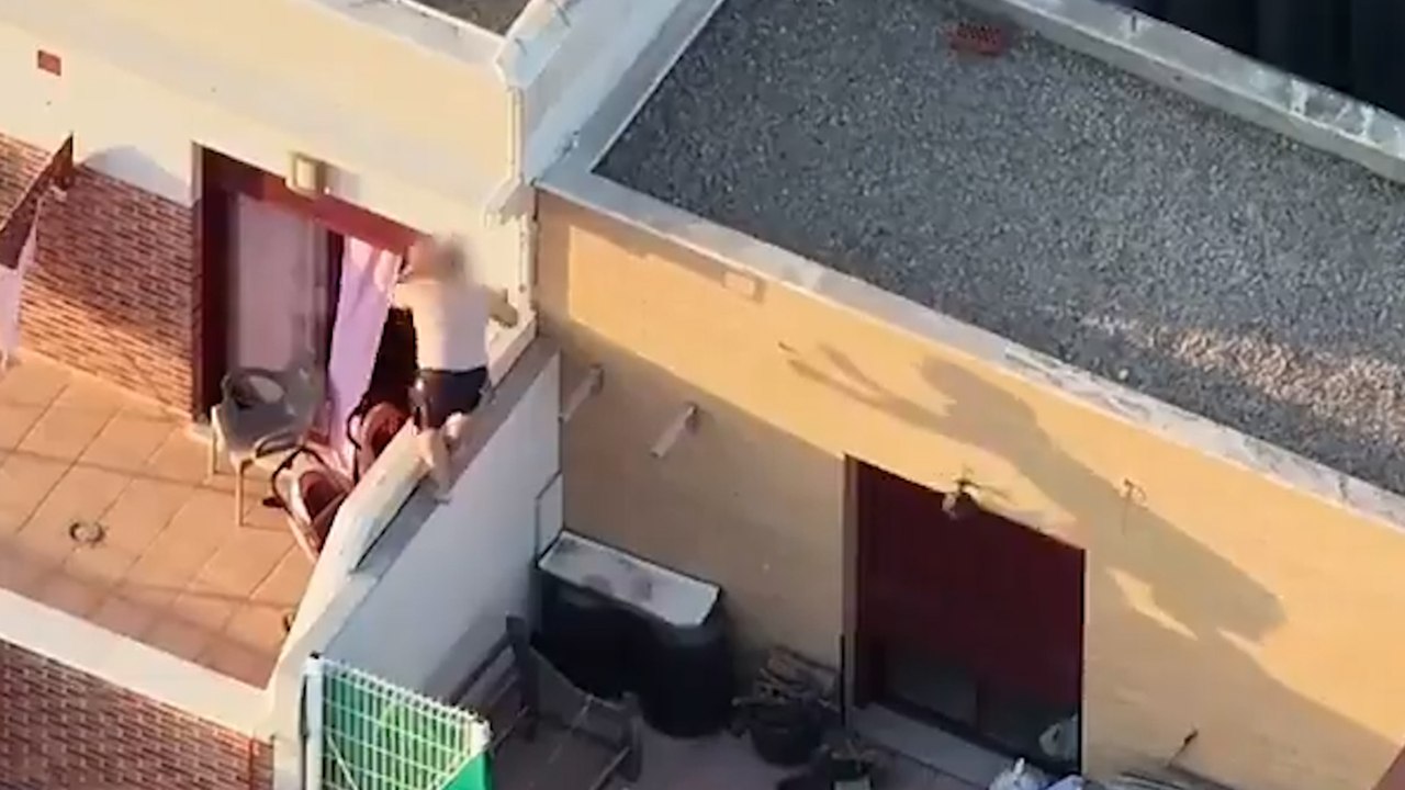 Huida fallida de la Policía en bañador por los...