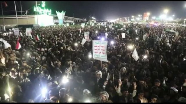 Yemen, sostenitori Houthi in piazza dopo presunti raid sauditi a Sanaa