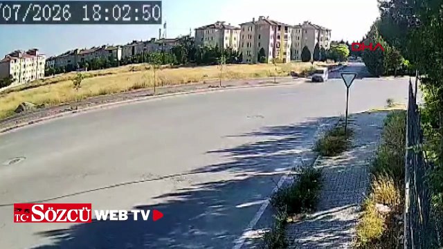Hafif ticari araç ile kamyonetin çarpıştığı kaza kamerada; 3 yaralı