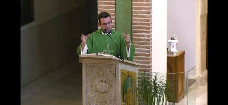 El polémico cura de Valdepeñas echa a una mujer porque su bebé lloró en misa: “Es muy difícil predicar si está chillando”