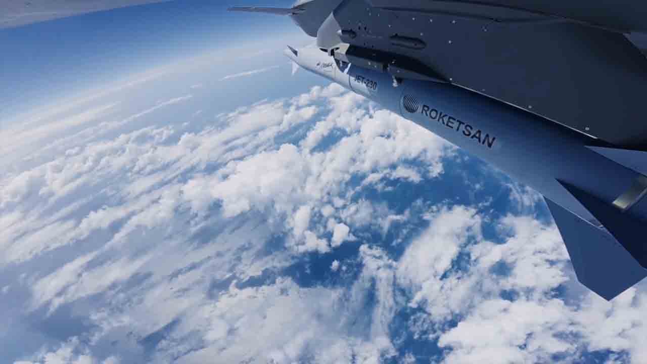 Bayraktar kizilelma führt ersten abschuss mit jet-230-Überschallrakete durch