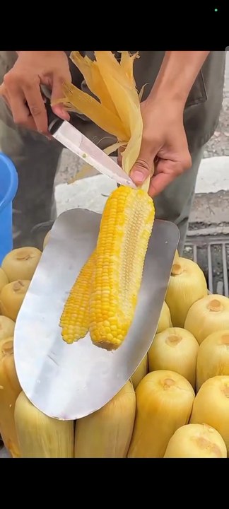 How to peel hot steamed corn in 2 seconds flat! 🌽💨