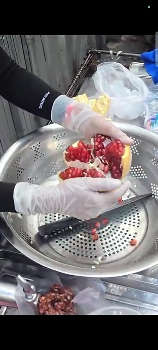 The fastest way to peel a pomegranate! 🤯 Perfect slices every time!