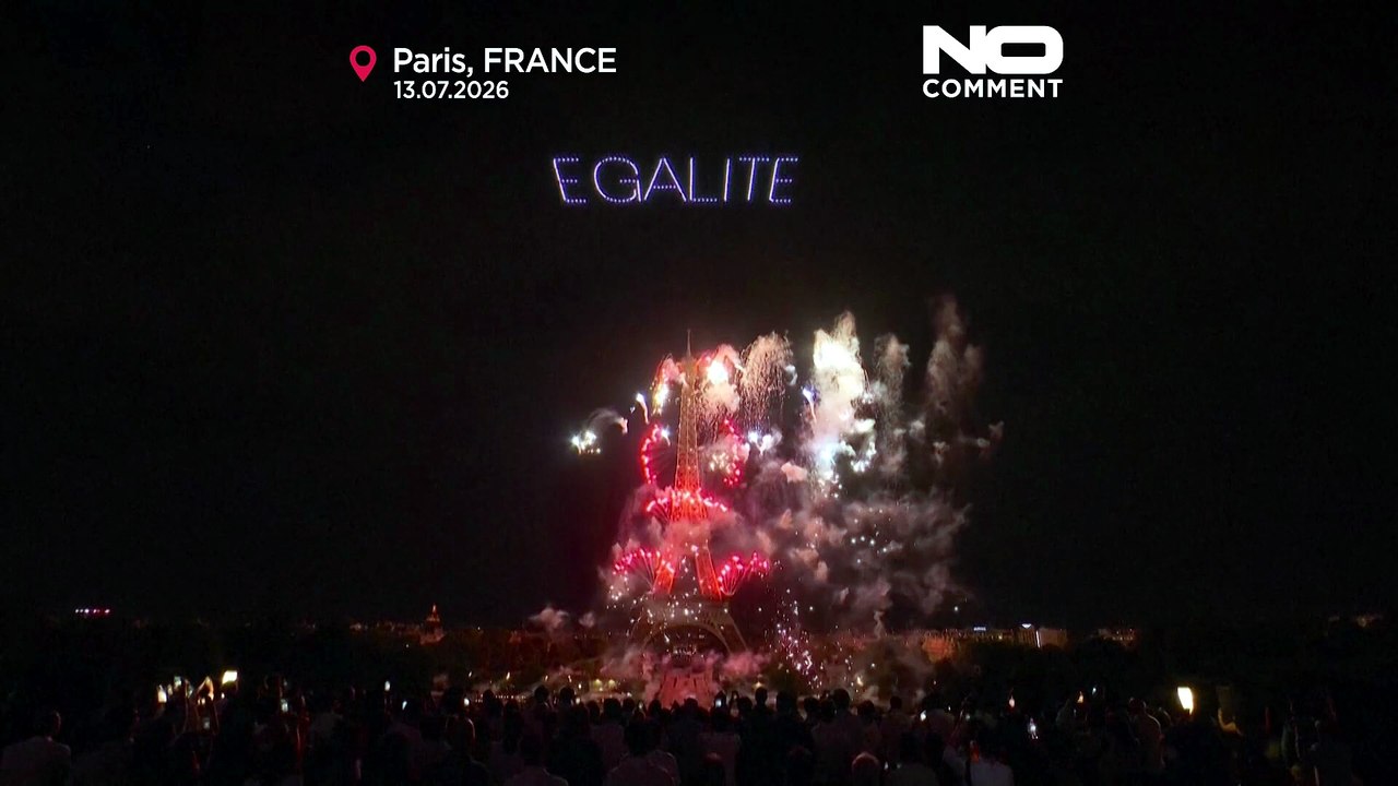 Bastille Günü öncesi Eiffel Kulesi dron ve havai fişek gösterisiyle aydınlandı