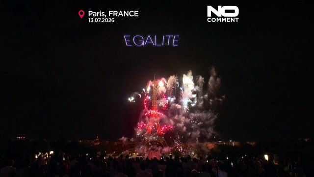 Droni e fuochi d'artificio spettacolari illuminano la Torre Eiffel alla vigilia del 14 luglio