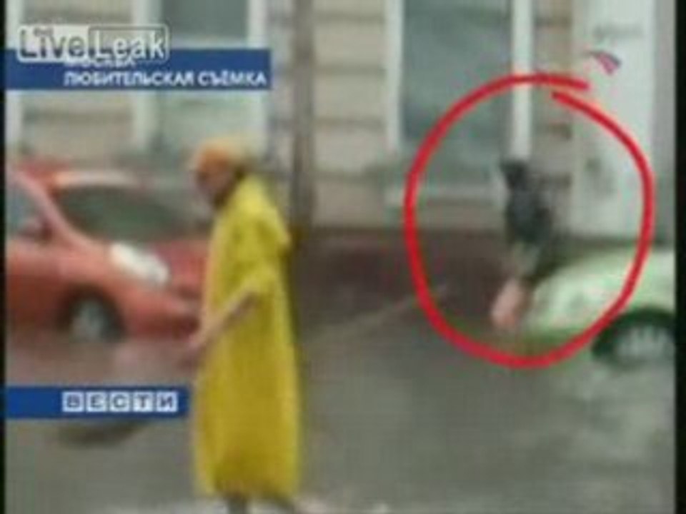 Alluvione a Mosca: donna cade in 1 tombino