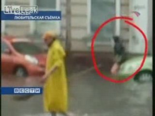 Alluvione a Mosca: donna cade in 1 tombino