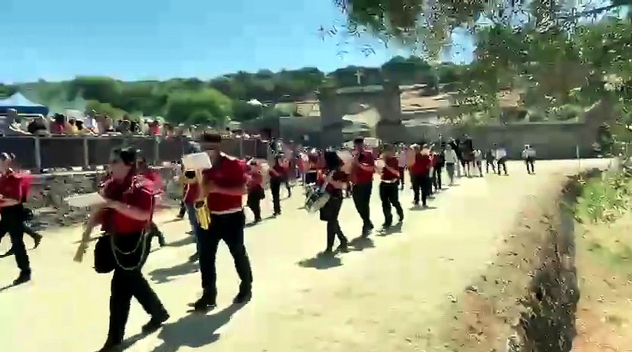 Paura all'Ardia, le immagini della caduta da cavallo del parroco