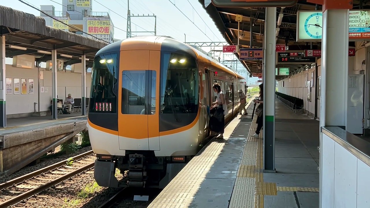 近鉄南大阪線　阿部野橋行き特急高田市駅停車シーン