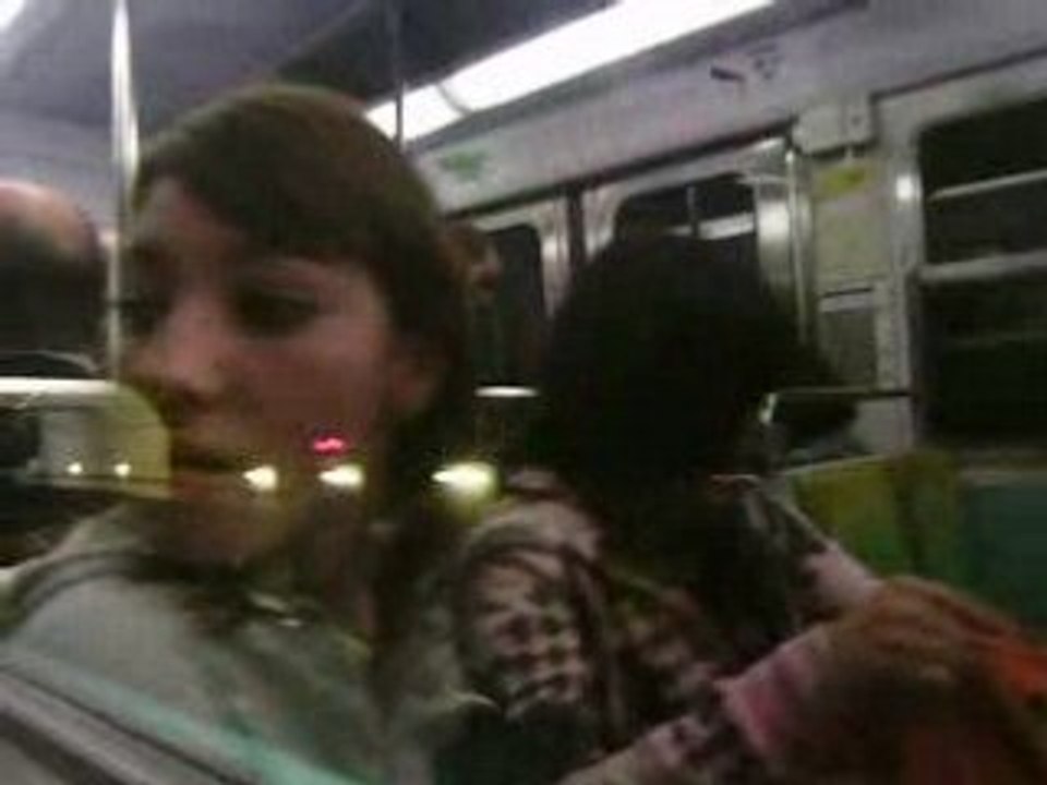 Syl mae Manon et Indla dans le métro à Paris
