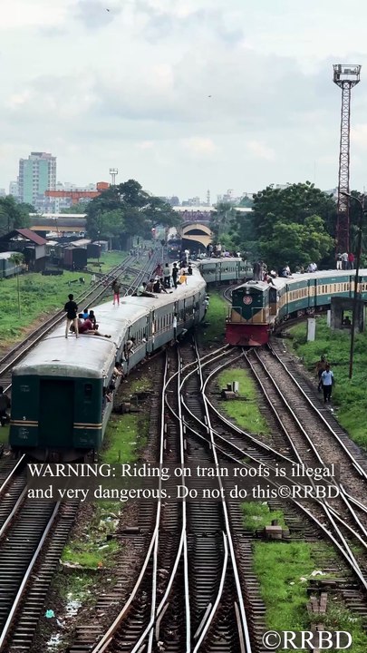 Two train cross each other!🚆👥🔥
