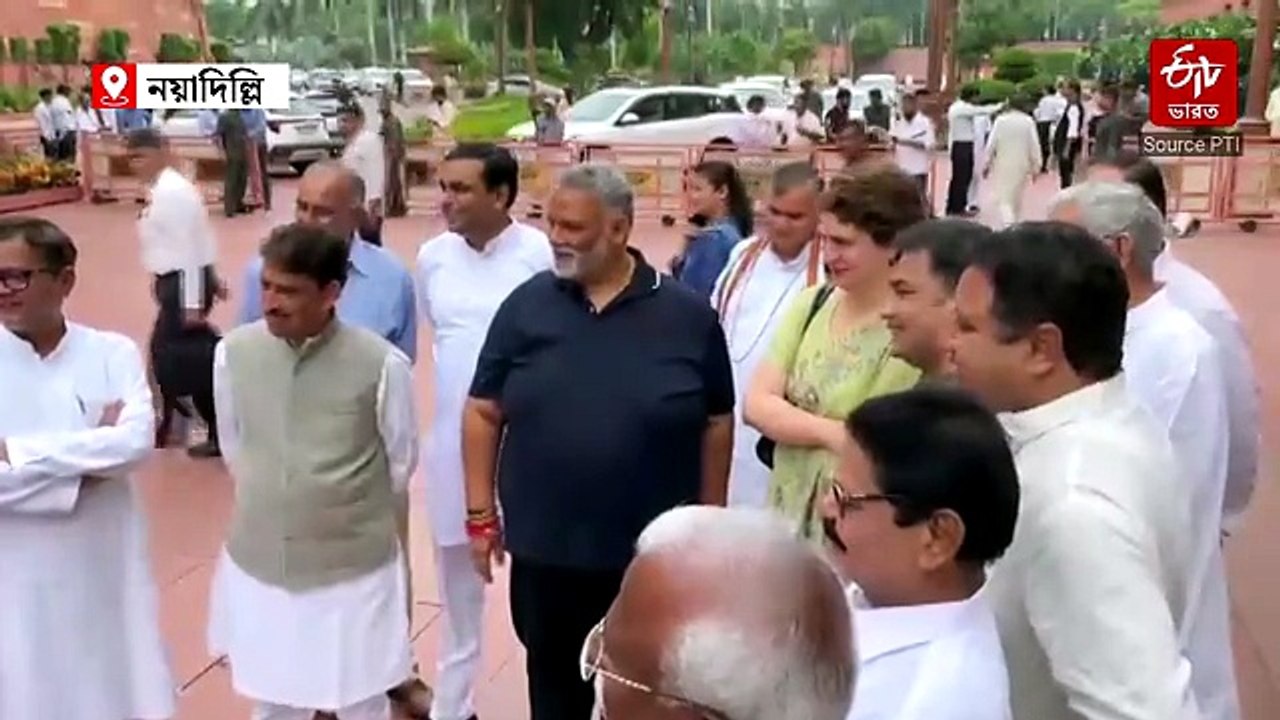 বাংলার 20 'গদ্দার' সাংসদের ছবি পিঠে লাগিয়ে সংসদ চত্বরে কল্যাণ, খোঁচা প্রিয়াঙ্কার