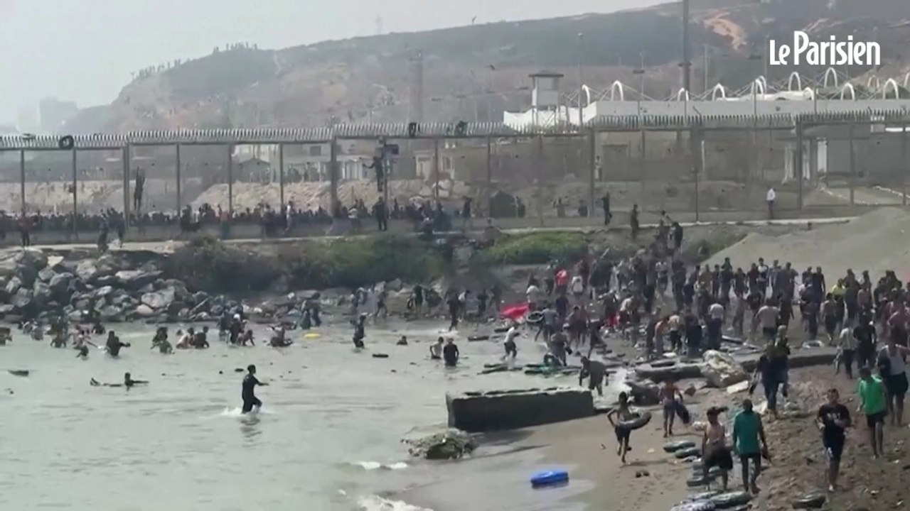 Des dizaines de migrants arrivent dans l'enclave espagnole de Ceuta depuis le Maroc