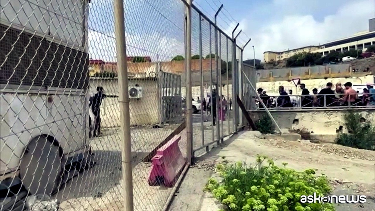 Marocco, centinaia di migranti arrivano nell'enclave spagnola di Ceuta