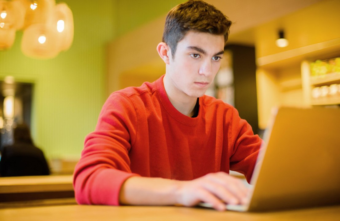 Excessive time spent online is associated with stress and a worse mood