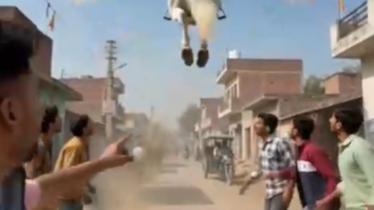 Camera mey ked huya flying horse 🐴.