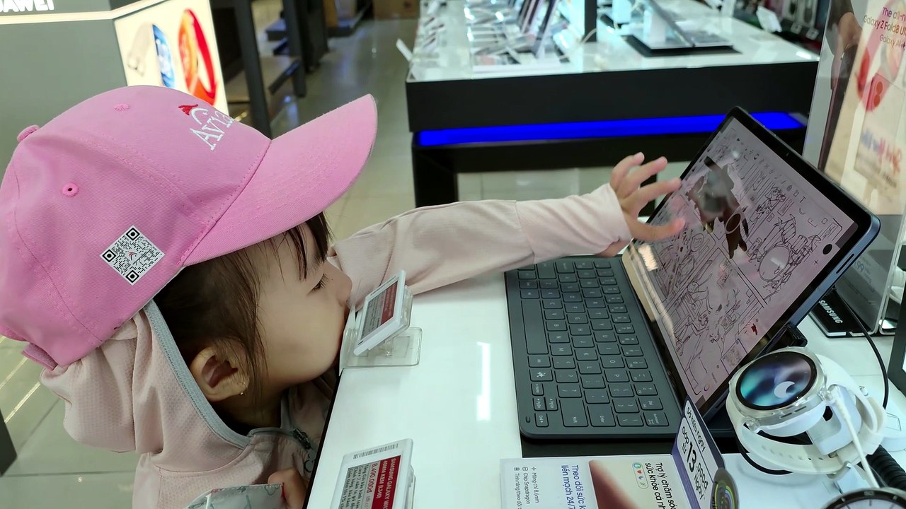 4 Years old girl play Samsung Galaxy Tablet