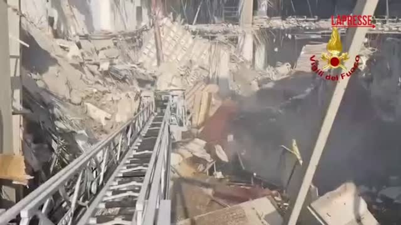 Le immagini dell'edificio crollato a Pistunina (Messina) per una esplosione: almeno 5 feriti, si cercano i dispersi
