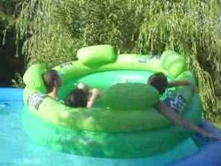 Journée piscine, Retournons la bouée xD