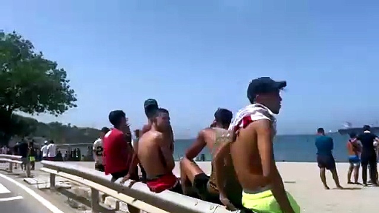 El flujo de personas entrando en Ceuta desde Marruecos continuaba sin control a media tarde