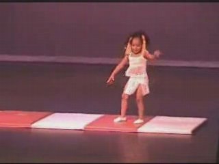 Une petite fille incroyable à la dance