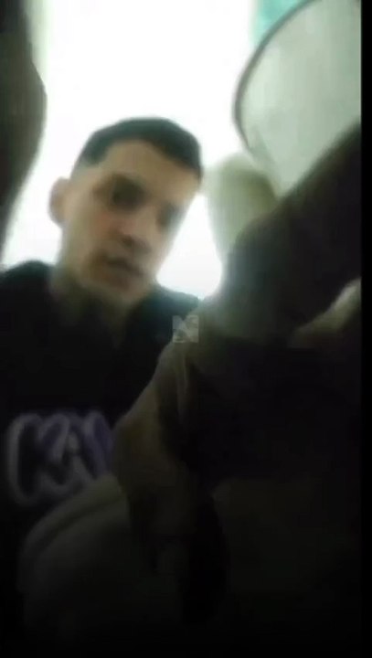 Hombre coloca cámara para vigilar a su hijastra