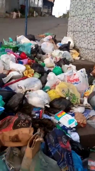 Morador denuncia descarte irregular em bairro de Salvador e cobra ação da Prefeitura