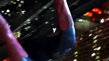 ¿Sabes cómo Spider-Man se adhiere a las paredes incluso usando el traje, los guantes y las botas?