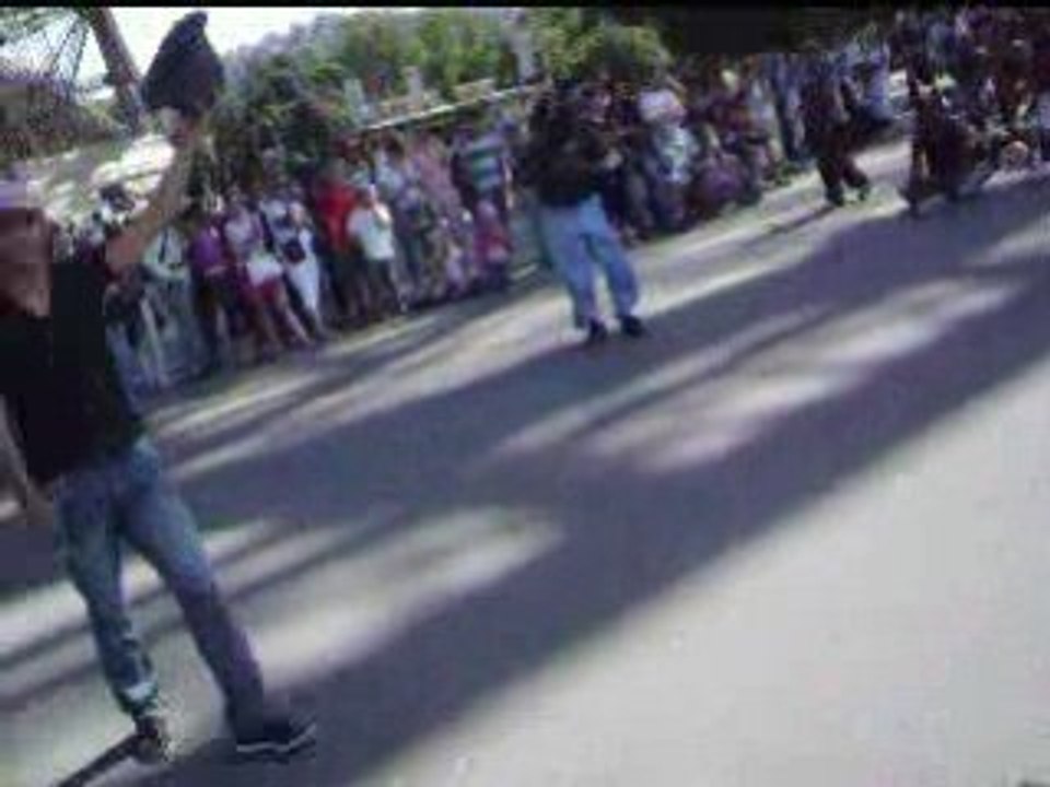 Break dance sous la tour eifel