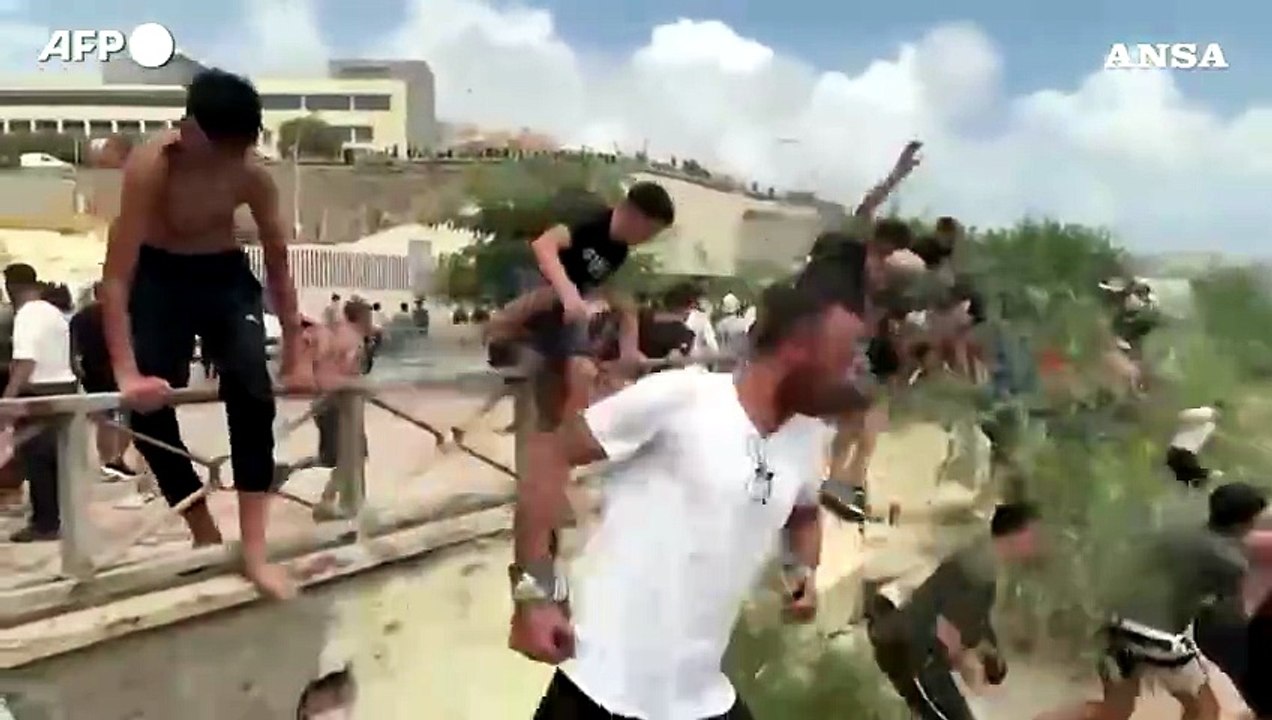 Centinaia di migranti raggiungono Ceuta via mare