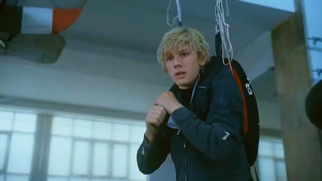 Alex Rider: Operation Stormbreaker - parachute onto a building + parachute stuck