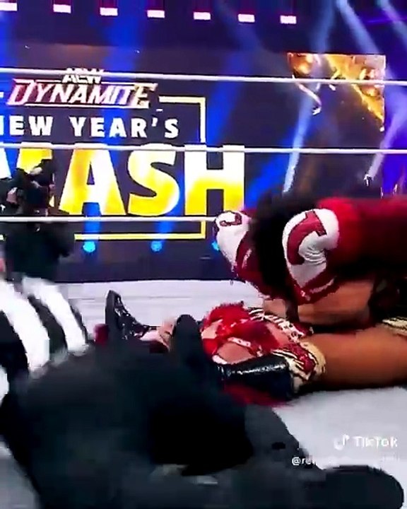 #AndNEW 🤯 @WillowWrestles puts down @MercedesMone to reclaim the TBS Championship! 👏Watch the #nik