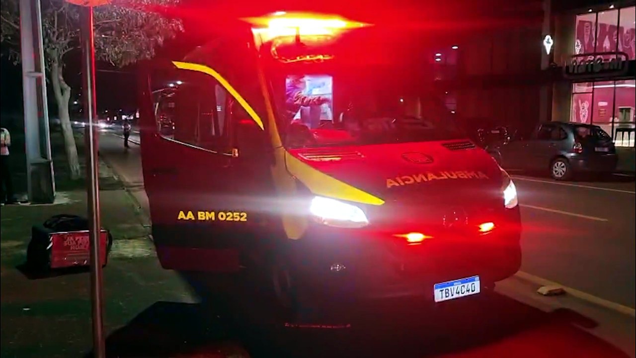 Acidente entre BYD e motocicleta deixa jovem ferido na Avenida Tito Muffato, em Cascavel