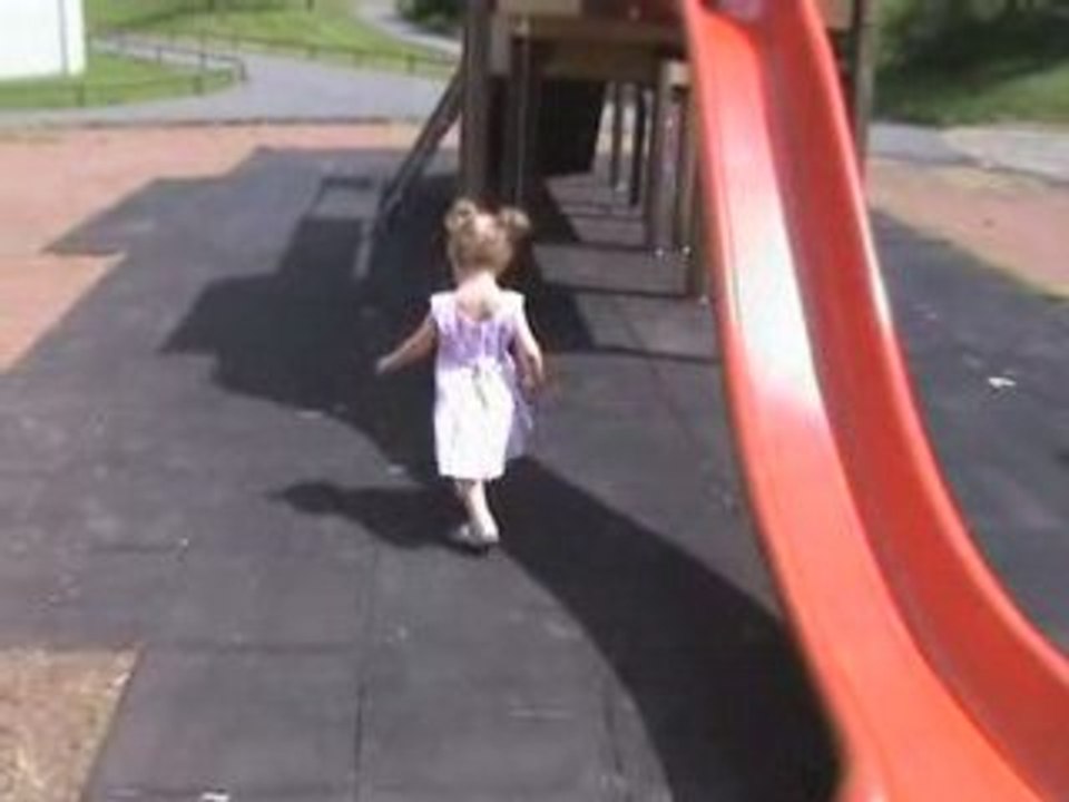 Julie au toboggan